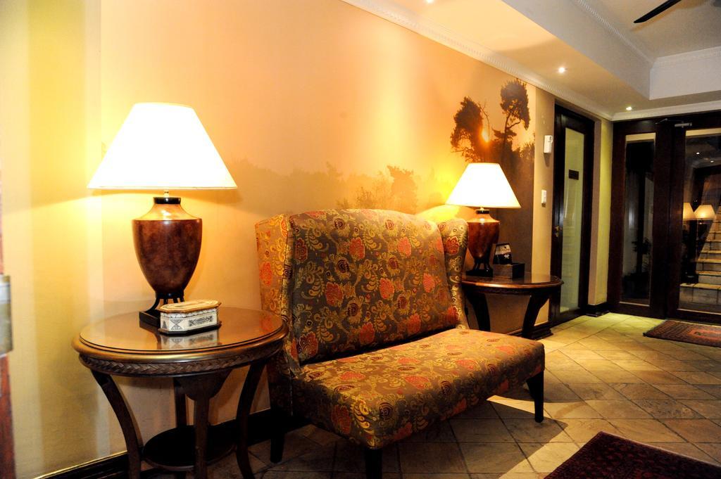 Anta Boga Hotel Bloemfontein Buitenkant foto