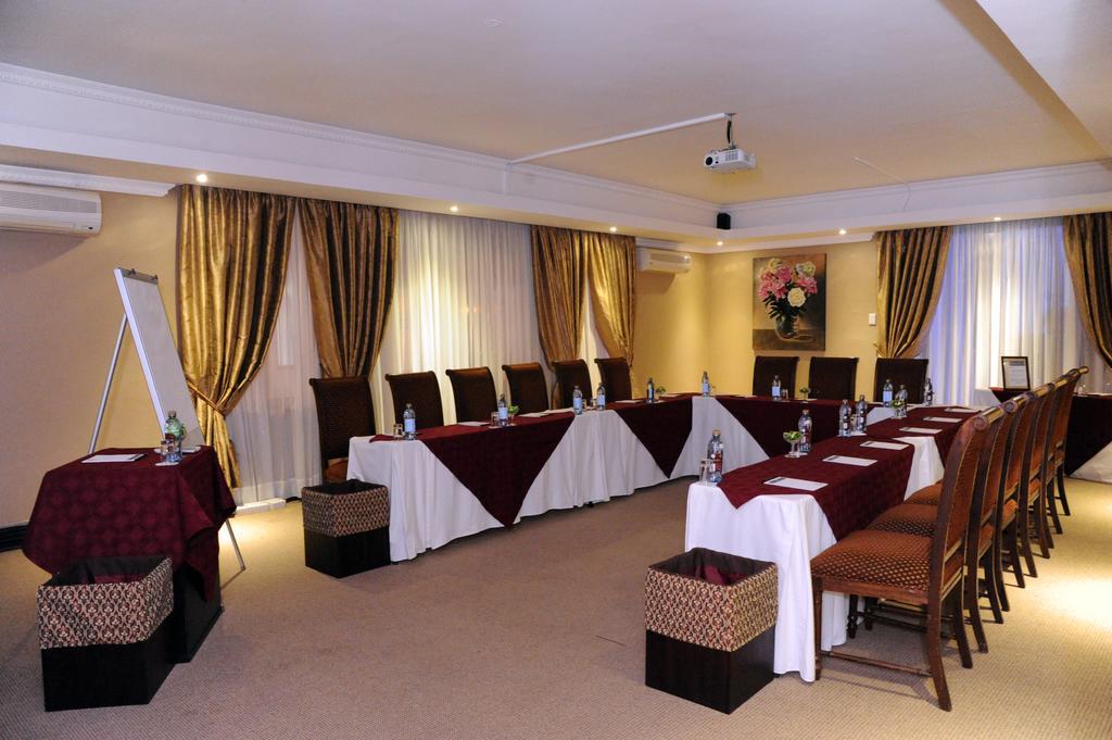 Anta Boga Hotel Bloemfontein Buitenkant foto